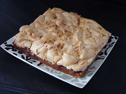 Gâteau meringué aux prunes et à la noix de coco