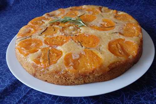 Gâteau renversé aux abricots, romarin, huile d'olive et miel