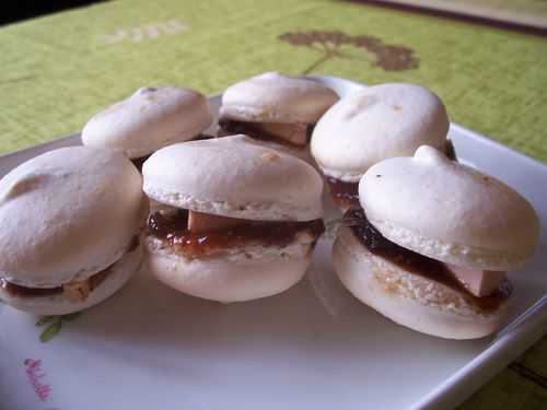 Macarons confit d'oignons et foie gras