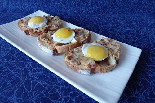 Mini-toasts d'oeufs de caille, beurre de lard