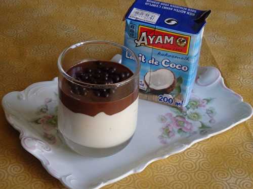 Mousse coco et coulis de chocolat noir