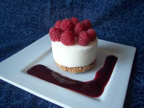 Mousse de faisselle de fromage blanc sur croustillant au chocolat blanc, framboises et coulis de framboise