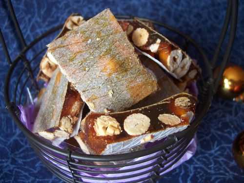 Nougat noir aux amandes et noisettes