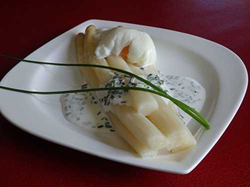 Œuf poché et asperges blanches