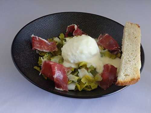 Œuf poché sur fondue de poireaux, crème de fromage basque et jambon ibérique