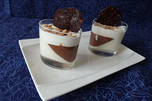 Panna cotta au chocolat et à la vanille, sauce chocolat « Extra Bitter », tuile au carambar ®