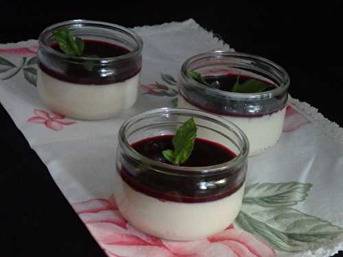 Panna cotta au sirop d’érable et coulis de cassis