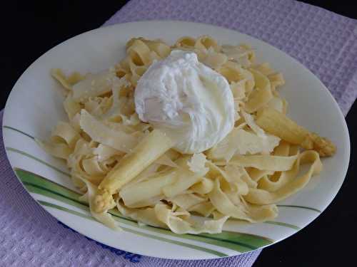 Pâtes fraîches aux asperges, copeaux de parmesan et œuf poché