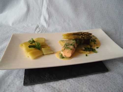 Pavé de saumon aux asperges, sauce citronnée