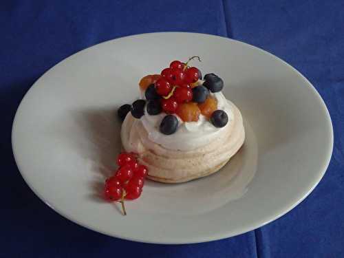 Pavlova aux fruits rouges, nectarine et Rivesaltes