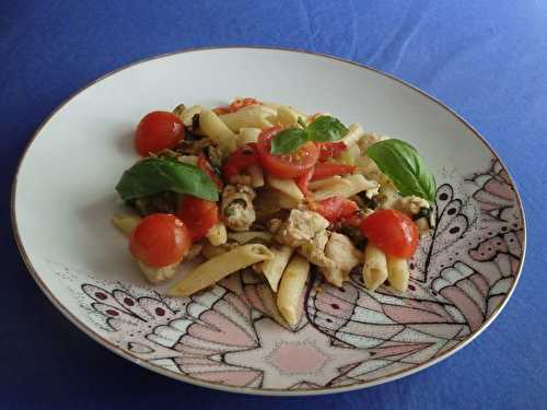 Penne rigate aux poivrons rôtis, au poulet et aux anchois