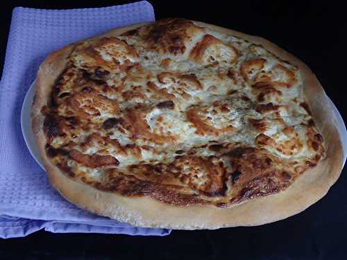 Pizza blanche au chèvre miel et pignons de pin - Le blog de Michelle - Plaisirs de la Maison