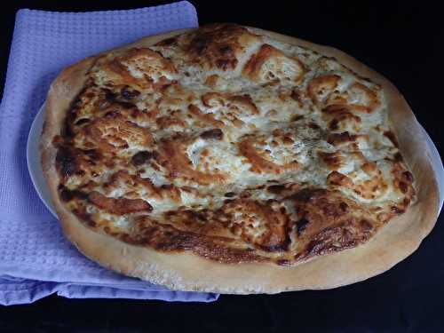 Pizza blanche au chèvre miel et pignons de pin