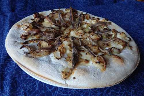 Pizza blanche aux oignons, à la sauge et aux anchois