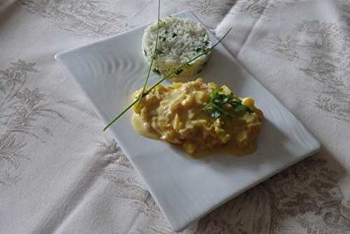 Poulet au riz, sauce curry et ananas