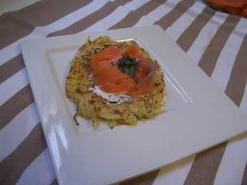 Röstis de pommes de terre au saumon fumé et crème à l'aneth