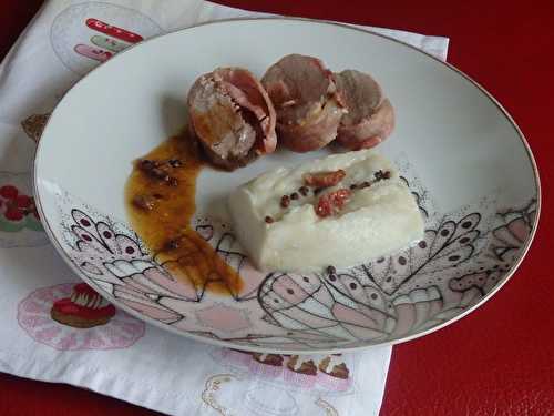 Rôti de filet mignon et bacon au poivre et au sirop d’érable, purée de topinambours