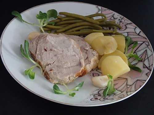 Rôti de porc cuit au lait et petites pommes de terre