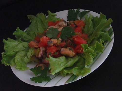 Salade froide marocaine aux poivrons, tomates et moules