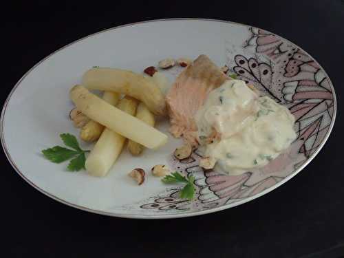 Saumon, asperges blanches, sauce crémée à la moutarde et éclats de noisettes grillées