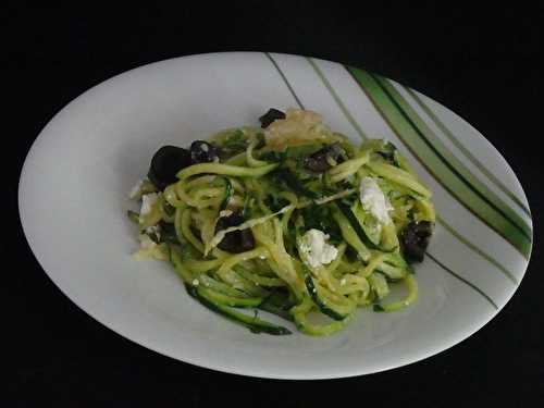 Spaghetti de courgettes à la féta, olives noires et citron confit