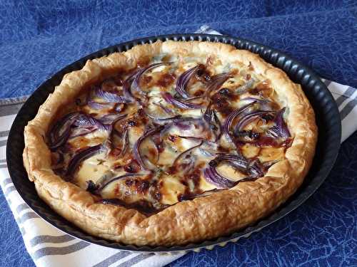 Tarte fine au magret de canard fumé et chèvre cendré