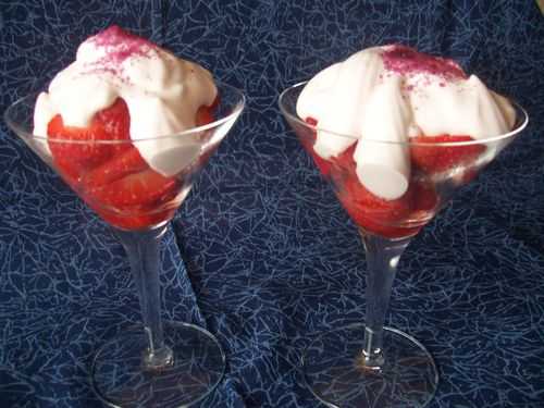 Verrines de fraises à la crème et à la violette