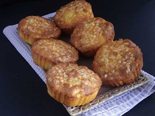 Petits gâteaux madeleines aux pommes et à la poire