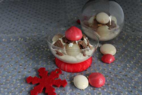 Boule de noël avec mousse de marron, poires et croustillant