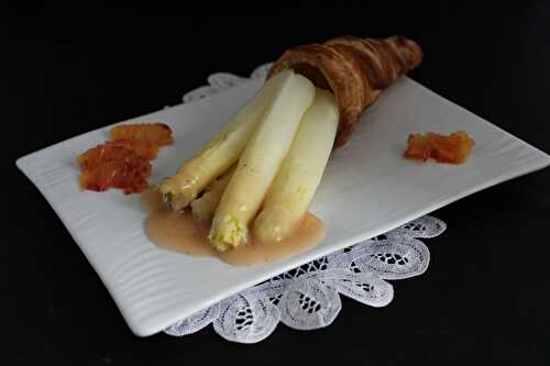 Cône feuilleté aux asperges et sa sauce à l’orange sanguine