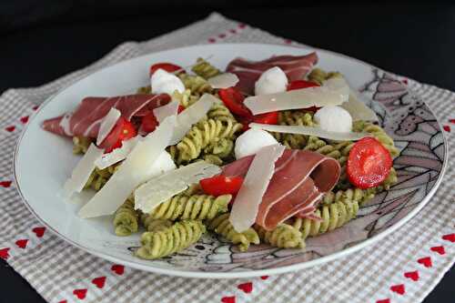 Salade de pâtes au pesto, jambon cru et mozzarella