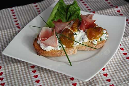 Bruschetta chèvre, jambon et prunes Reine Claude