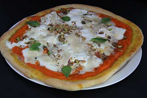 Pizza aux carottes, mozzarella et pistaches