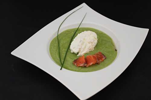 Crème de fèves et quenelle  de fromage comme une ile flottante salée