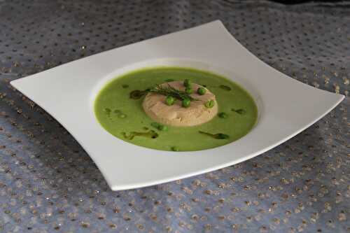 Flan de foie gras sur son velouté de fèves, petits pois et chou-fleur