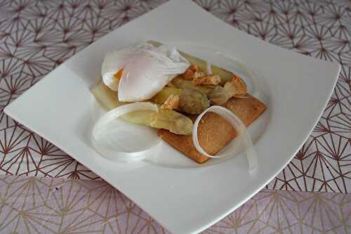 Asperges, biscuit au parmesan et œuf poché