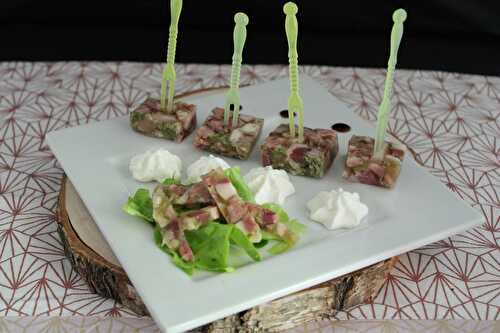 Cubes de presskopf, salade et chantilly au raifort