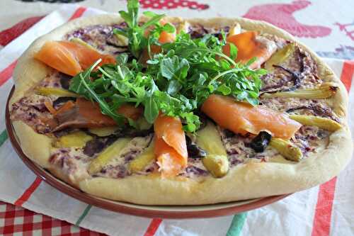 Pizza aux asperges blanches, crème fraîche, saumon fumé et roquette