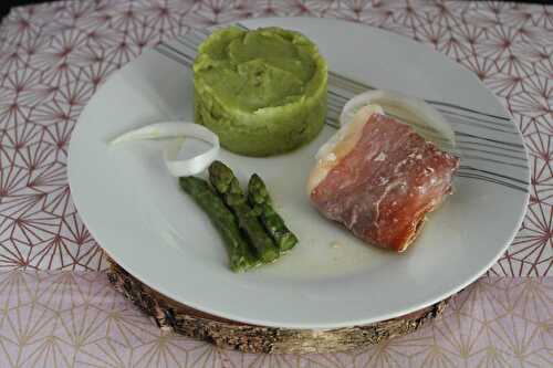 Dos de cabillaud dans sa robe de jambon cru et sa purée aux asperges vertes