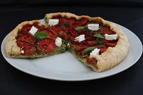 Tarte fine au pesto de basilic, tomates et féta