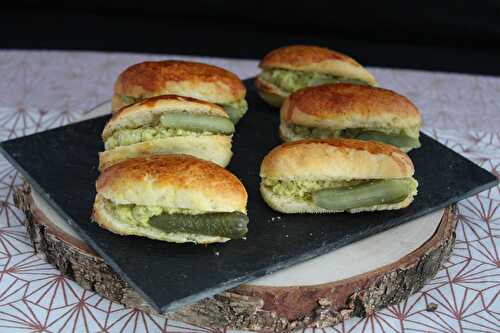 Navettes briochées à la tapenade de cornichons