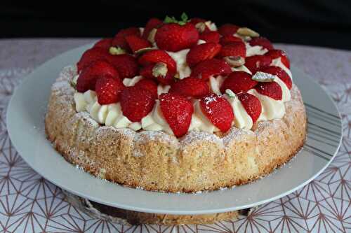 Tarte dacquoise aux fraises et crème diplomate