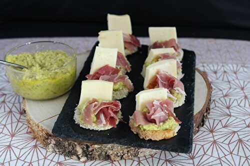 Toasts de Saint nectaire à la tapenade de cornichon et au jambon de Pays