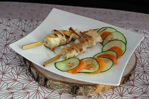 Brochettes de poulet mariné, carpaccio d’abricot et concombre
