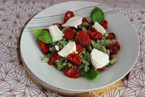 Spätzle au basilic, tomates rôtis et mozzarella