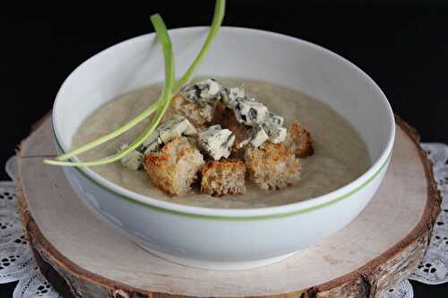 Velouté de chou-fleur, croutons à l’ail et bleu d’Auvergne