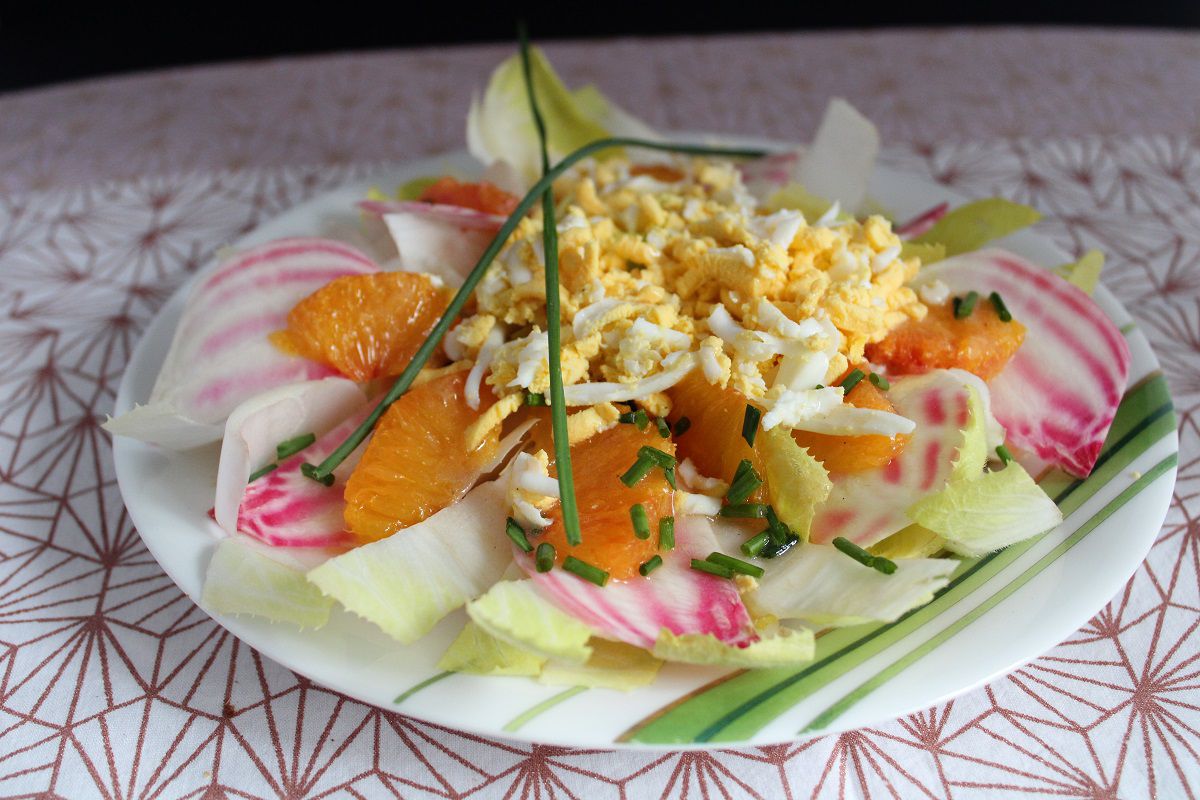 Salade d’endives, œufs mimosa et oranges sanguines