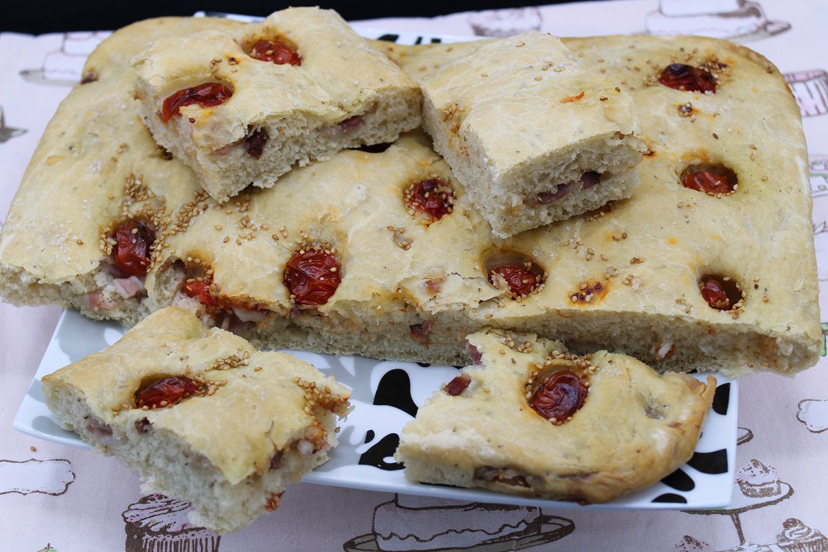 Focaccia aux tomates cerise et lardons