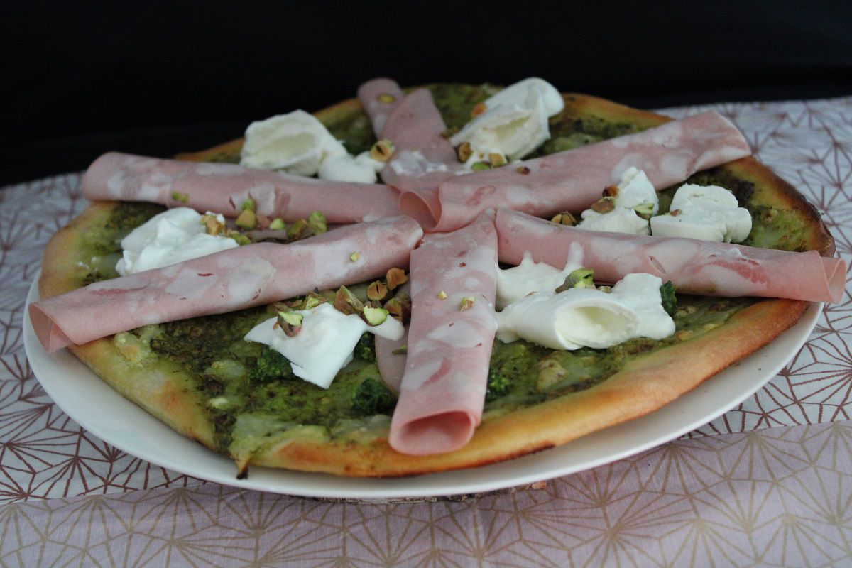 Pizza mortadelle, ail des ours et burrata