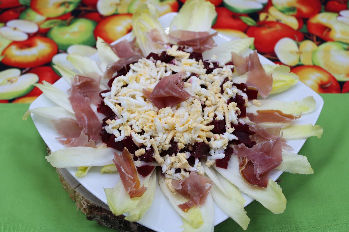 Salade d’endives, betteraves rouges, œufs durs et jambon cru